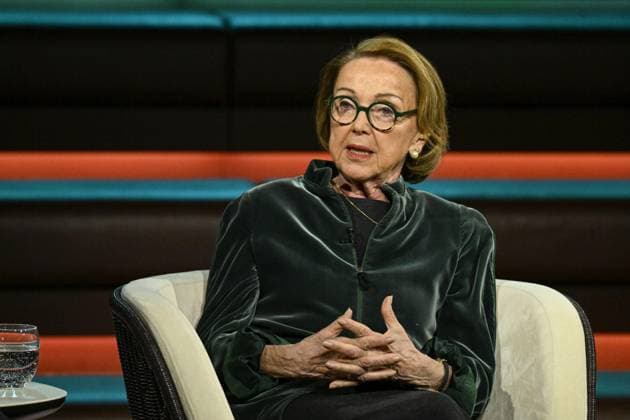 Eva Umlauf (Psychotherapeutin) 05 26 her Eva Umlauf am 14. Mai 2026 in Markus Lanz , ZDF (Aufzeichnung vom 4. Mai 2026) TV Fernsehen Talkshow Talk Show Deutschland deutsch Frau slowakisch-deutsche Kinderärztin Ärztin KZ-Überlebende german slovakian female physician doctor psychotherapist quer halb sitzend sprechend gestikulierend