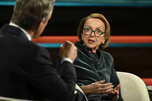 Markus Lanz mit Eva Umlauf 05 26 her Markus Lanz und Eva Umlauf am 14. Mai 2026 in Markus Lanz , ZDF (Aufzeichnung vom 4. Mai 2026) TV Fernsehen Talkshow Talk Show Deutschland deutsch Mann Frau slowakisch-deutsche Psychotherapeutin Kinderärztin Ärztin KZ-Überlebende Italien italienisch italienischer italienisch-deutscher Moderator Fotografie Fotograf Journalist Journalismus Autor german slovakian female physician doctor psychotherapist journalism german-italian presenter host photographer author quer halb sitzend zuhörend sprechend gestikulierend