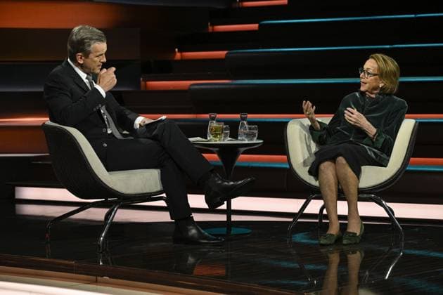 Markus Lanz mit Eva Umlauf 05 26 her Markus Lanz und Eva Umlauf am 14. Mai 2026 in Markus Lanz , ZDF (Aufzeichnung vom 4. Mai 2026) TV Fernsehen Talkshow Talk Show Deutschland deutsch Mann Frau slowakisch-deutsche Psychotherapeutin Kinderärztin Ärztin KZ-Überlebende Italien italienisch italienischer italienisch-deutscher Moderator Fotografie Fotograf Journalist Journalismus Autor german slovakian female physician doctor psychotherapist journalism german-italian presenter host photographer author quer ganz freistellbar sitzend zuhörend sprechend gestikulierend