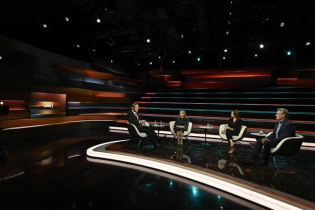 Talkrunde bei Markus Lanz , ZDF 05 26 her Markus Lanz, Eva Umlauf, Ruth-Anne Damm und Dr. Oliver von Wrochem (v. li.) am 14. Mai 2026 in Markus Lanz , ZDF (Aufzeichnung vom 4. Mai 2026) TV Fernsehen Talkshow Talk Show Deutschland deutsch deutscher Mann Männer deutsche Frau Frauen slowakisch-deutsche Psychotherapeutin Kinderärztin Ärztin KZ-Überlebende Unternehmerin Sozialunternehmerin Zweitzeugen Historiker Leiter KZ-Gedenkstätte Neuengamme Italien italienisch italienischer italienisch-deutscher Moderator Fotografie Fotograf Journalist Journalismus Autor german slovakian female physician doctor psychotherapist enterpriser social historian journalism german-italian presenter host photographer author quer ganz freistellbar