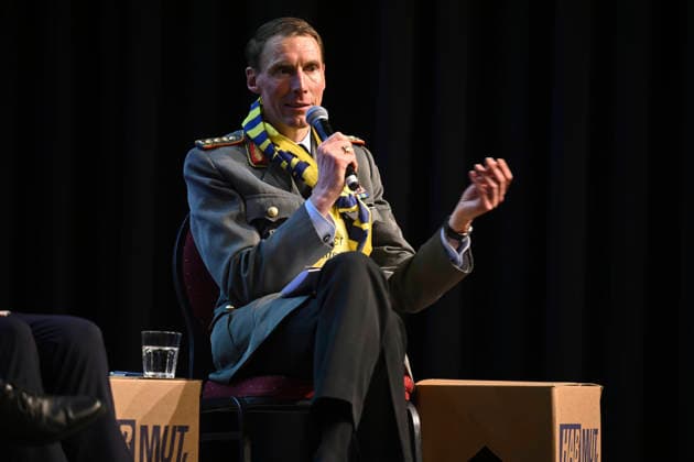 Podiumsdiskussion Krieg und Frieden in der Ukraine auf dem Katholikentag in Wuerzburg. (Foto vom 15.05.2026: Christian Freuding, Generalleutnant, Inspekteur des Heeres, Strausberg) Bis Sonntag werden beim 104. Deutschen Katholikentag unter dem biblischen Leitwort Hab Mut, steh auf! mehrere zehntausend Teilnehmende zu insgesamt 900 Veranstaltungen erwartet. Das Treffen soll angesichts von Krieg, Klimawandel, sozialer Spaltung sowie Vertrauenskrisen in Politik und Kirche dazu ermutigen, nach Wegen fuer die Zukunft zu suchen. (Siehe epd-Meldung vom 14.05.2026) EDITORIAL USE ONLY