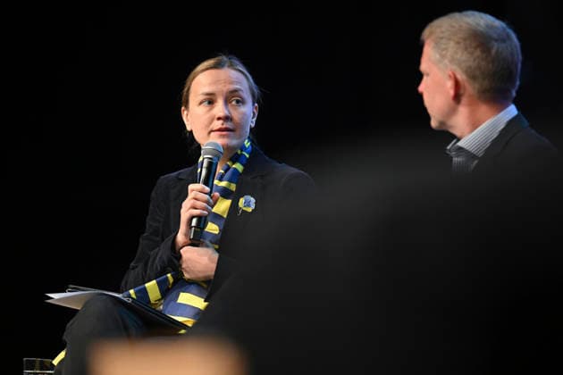 Podiumsdiskussion Krieg und Frieden in der Ukraine auf dem Katholikentag in Wuerzburg. (Foto vom 15.05.2026: Iryna Fenno, Religionswissenschaftlerin; Burkhard Schaefers (Schäfers), Moderation) Bis Sonntag werden beim 104. Deutschen Katholikentag unter dem biblischen Leitwort Hab Mut, steh auf! mehrere zehntausend Teilnehmende zu insgesamt 900 Veranstaltungen erwartet. Das Treffen soll angesichts von Krieg, Klimawandel, sozialer Spaltung sowie Vertrauenskrisen in Politik und Kirche dazu ermutigen, nach Wegen fuer die Zukunft zu suchen. (Siehe epd-Meldung vom 14.05.2026) EDITORIAL USE ONLY