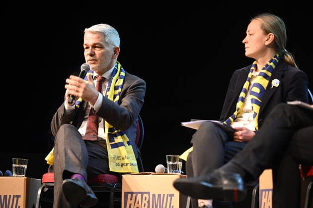 Podiumsdiskussion Krieg und Frieden in der Ukraine auf dem Katholikentag in Wuerzburg. (Foto vom 15.05.2026: Carlo Masala, Konflikt- und Friedensforscher, Iryna Fenno, Religionswissenschaftlerin) Bis Sonntag werden beim 104. Deutschen Katholikentag unter dem biblischen Leitwort Hab Mut, steh auf! mehrere zehntausend Teilnehmende zu insgesamt 900 Veranstaltungen erwartet. Das Treffen soll angesichts von Krieg, Klimawandel, sozialer Spaltung sowie Vertrauenskrisen in Politik und Kirche dazu ermutigen, nach Wegen fuer die Zukunft zu suchen. (Siehe epd-Meldung vom 14.05.2026) EDITORIAL USE ONLY
