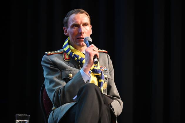 Podiumsdiskussion Krieg und Frieden in der Ukraine auf dem Katholikentag in Wuerzburg. (Foto vom 15.05.2026: Christian Freuding, Generalleutnant, Inspekteur des Heeres, Strausberg) Bis Sonntag werden beim 104. Deutschen Katholikentag unter dem biblischen Leitwort Hab Mut, steh auf! mehrere zehntausend Teilnehmende zu insgesamt 900 Veranstaltungen erwartet. Das Treffen soll angesichts von Krieg, Klimawandel, sozialer Spaltung sowie Vertrauenskrisen in Politik und Kirche dazu ermutigen, nach Wegen fuer die Zukunft zu suchen. (Siehe epd-Meldung vom 14.05.2026) EDITORIAL USE ONLY