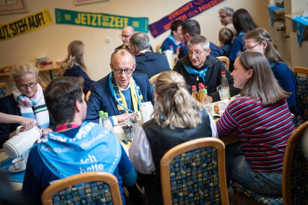 Katholikentag 2026 in Würzburg Bundeskanzler bei der Helfendenverpflegung;Bundeskanzler Friedrich Merz besucht den Katholikentag und nimmt an der Verpflegung der freiwilligen Helfer teil, Würzburg Bayern Deutschland Erinnerungsort ILBA