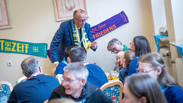 Katholikentag 2026 in Würzburg Bundeskanzler bei der Helfendenverpflegung;Bundeskanzler Friedrich Merz besucht den Katholikentag und nimmt an der Verpflegung der freiwilligen Helfer teil, Würzburg Bayern Deutschland Erinnerungsort ILBA