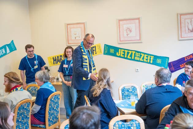 Katholikentag 2026 in Würzburg Bundeskanzler bei der Helfendenverpflegung;Bundeskanzler Friedrich Merz besucht den Katholikentag und nimmt an der Verpflegung der freiwilligen Helfer teil, Würzburg Bayern Deutschland Erinnerungsort ILBA