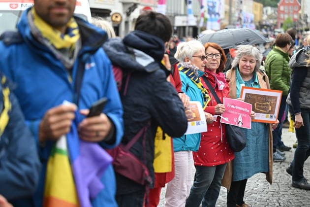Menschenkette von katholischen Reformgruppen zwischen dem Kiliansdom und der Augustiner Kirche beim Katholikentag in Wuerzburg (Foto vom 15.05.2026). Mit dem Aufruf Gemeinsam fuer mutigere Reformen! formulieren 30 katholische Organisationen kirchliche und gesellschaftliche Handlungsfelder, die das Leitwort Habt Mut, steht auf! des Wuerzburger Katholikentages konkret werden lassen. Bis Sonntag werden beim 104. Deutschen Katholikentag unter dem biblischen Leitwort Hab Mut, steh auf! mehrere zehntausend Teilnehmende zu insgesamt 900 Veranstaltungen erwartet. Das Treffen soll angesichts von Krieg, Klimawandel, sozialer Spaltung sowie Vertrauenskrisen in Politik und Kirche dazu ermutigen, nach Wegen fuer die Zukunft zu suchen. (Siehe epd-M Copyright: epd-bild DanielxPeter epd-Katholikentag_Wuerzburg120-kopieren.jpeg