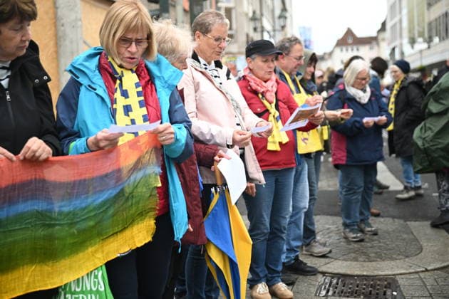 Menschenkette von katholischen Reformgruppen zwischen dem Kiliansdom und der Augustiner Kirche beim Katholikentag in Wuerzburg (Foto vom 15.05.2026). Mit dem Aufruf Gemeinsam fuer mutigere Reformen! formulieren 30 katholische Organisationen kirchliche und gesellschaftliche Handlungsfelder, die das Leitwort Habt Mut, steht auf! des Wuerzburger Katholikentages konkret werden lassen. Bis Sonntag werden beim 104. Deutschen Katholikentag unter dem biblischen Leitwort Hab Mut, steh auf! mehrere zehntausend Teilnehmende zu insgesamt 900 Veranstaltungen erwartet. Das Treffen soll angesichts von Krieg, Klimawandel, sozialer Spaltung sowie Vertrauenskrisen in Politik und Kirche dazu ermutigen, nach Wegen fuer die Zukunft zu suchen. (Siehe epd-M Copyright: epd-bild DanielxPeter DSC_2180.jpeg