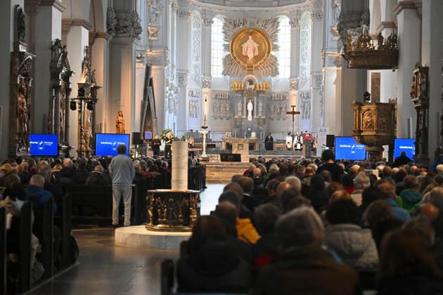 Zentraler Oekumenischer Gottesdienst im Dom St. Kilian auf dem Katholikentag in Wuerzburg (Foto vom 15.05.2026). Bis Sonntag werden beim 104. Deutschen Katholikentag unter dem biblischen Leitwort Hab Mut, steh auf! mehrere zehntausend Teilnehmende zu insgesamt 900 Veranstaltungen erwartet. Das Treffen soll angesichts von Krieg, Klimawandel, sozialer Spaltung sowie Vertrauenskrisen in Politik und Kirche dazu ermutigen, nach Wegen fuer die Zukunft zu suchen. (Siehe epd-Meldung vom 15.05.2026) EDITORIAL USE ONLY