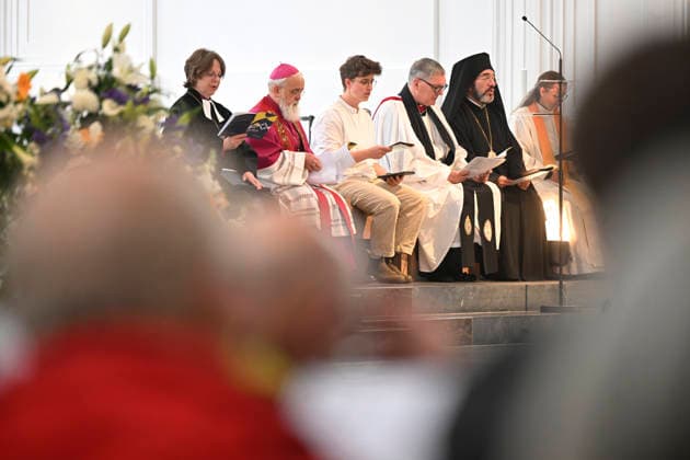 Zentraler Oekumenischer Gottesdienst im Dom St. Kilian auf dem Katholikentag in Wuerzburg. (Foto vom 15.05.2026: Cornelia Richter, Bischoefin der Evangelischen Kirche A.B. Oesterreich; Bischof Gerhard Feige, roemisch-katholischer Bischof von Magdeburg; Anna-Nicole Heinrich, Praeses der Synode der EKD; Christopher Easthill, Vorsitzender der Arbeitsgemeinschaft Christlicher Kirchen in Deutschland (ACK); Bischof Emmanuel von Christoupolis, Griechisch-Orthodoxe Metropolie von Deutschland; Anja Goller, Generalvikar der Alt-Katholiken in Deutschland (v.l.n.r.)) Bis Sonntag werden beim 104. Deutschen Katholikentag unter dem biblischen Leitwort Hab Mut, steh auf! mehrere zehntausend Teilnehmende zu insgesamt 900 Veranstaltungen erwartet. Das Tref Copyright: epd-bild DanielxPeter epd-Katholikentag_Wuerzburg 128-kopieren