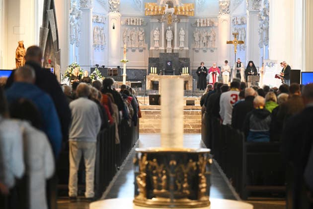 Zentraler Oekumenischer Gottesdienst im Dom St. Kilian auf dem Katholikentag in Wuerzburg. (Foto vom 15.05.2026: Am Altar Cornelia Richter, Bischoefin der Evangelischen Kirche A.B. Oesterreich; Bischof Gerhard Feige, roemisch-katholischer Bischof von Magdeburg; Anna-Nicole Heinrich, Praeses der Synode der EKD; Christopher Easthill, Vorsitzender der Arbeitsgemeinschaft Christlicher Kirchen in Deutschland (ACK); Bischof Emmanuel von Christoupolis, Griechisch-Orthodoxe Metropolie von Deutschland (v.l.n.r.)) Bis Sonntag werden beim 104. Deutschen Katholikentag unter dem biblischen Leitwort Hab Mut, steh auf! mehrere zehntausend Teilnehmende zu insgesamt 900 Veranstaltungen erwartet. Das Treffen soll angesichts von Krieg, Klimawandel, sozialer Copyright: epd-bild DanielxPeter epd-Katholikentag_Wuerzburg 129-kopieren.jpeg