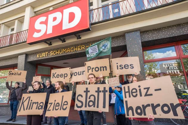 News Bilder des Tages FfF demonstrieren vor dem Kurt-Schumacher Haus der SPD Hamburg gegen das Gebäudemodernisierungsgesetz 20260515ad010 20260515ad010 Fridays for Future demonstrieren in Hamburg Klimaschutz FfF Schüler Demo Demonstration Klimaaktivistinnen Klimaaktivisten Protest Umweltschutz Jugend Jugendliche Klimawandel Klimaerwärmung FridaysForFuture, Klimaprotest, SPD, Kurt Schumacher Haus, Hamburg, Gebäudemodernisierungsgesetz, Aktivisten, Kundgebung, Klimabewegung, Umweltpolitik, Forderungen, politisch, engagiert, demonstrieren, protestieren, fordern, kritisieren, Hamburg Hamburg Deutschland Germany Copyright: xAchimxDuwentästerx