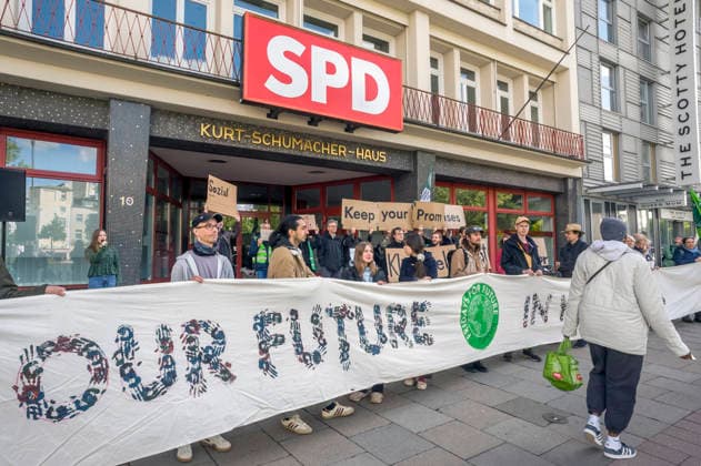FfF demonstrieren vor dem Kurt-Schumacher Haus der SPD Hamburg gegen das Gebäudemodernisierungsgesetz 20260515ad020 20260515ad020 Fridays for Future demonstrieren in Hamburg Klimaschutz FfF Schüler Demo Demonstration Klimaaktivistinnen Klimaaktivisten Protest Umweltschutz Jugend Jugendliche Klimawandel Klimaerwärmung FridaysForFuture, Klimaprotest, SPD, Kurt Schumacher Haus, Hamburg, Gebäudemodernisierungsgesetz, Aktivisten, Kundgebung, Klimabewegung, Umweltpolitik, Forderungen, politisch, engagiert, demonstrieren, protestieren, fordern, kritisieren, Hamburg Hamburg Deutschland Germany Copyright: xAchimxDuwentästerx