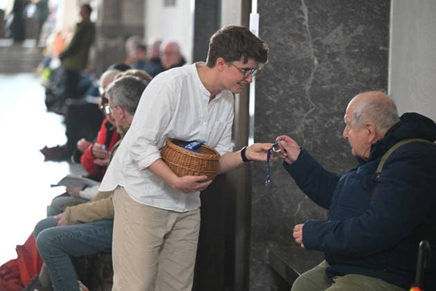 Zentraler Oekumenischer Gottesdienst im Dom St. Kilian auf dem Katholikentag in Wuerzburg. (Foto vom 15.05.2026: Anna-Nicole Heinrich, Praeses der Synode der EKD, verteilt Schluesselbaender mit der Aufschrift Hab Mut, steh auf! ) Bis Sonntag werden beim 104. Deutschen Katholikentag unter dem biblischen Leitwort Hab Mut, steh auf! mehrere zehntausend Teilnehmende zu insgesamt 900 Veranstaltungen erwartet. Das Treffen soll angesichts von Krieg, Klimawandel, sozialer Spaltung sowie Vertrauenskrisen in Politik und Kirche dazu ermutigen, nach Wegen fuer die Zukunft zu suchen. (Siehe epd-Meldung vom 15.05.2026) EDITORIAL USE ONLY
