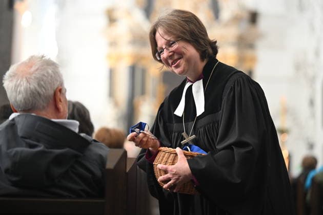 Zentraler Oekumenischer Gottesdienst im Dom St. Kilian auf dem Katholikentag in Wuerzburg. (Foto vom 15.05.2026: Cornelia Richter, Bischoefin der Evangelischen Kirche A.B. Oesterreich, verteilt Schluesselbaender mit der Aufschrift Hab Mut, steh auf! ) Bis Sonntag werden beim 104. Deutschen Katholikentag unter dem biblischen Leitwort Hab Mut, steh auf! mehrere zehntausend Teilnehmende zu insgesamt 900 Veranstaltungen erwartet. Das Treffen soll angesichts von Krieg, Klimawandel, sozialer Spaltung sowie Vertrauenskrisen in Politik und Kirche dazu ermutigen, nach Wegen fuer die Zukunft zu suchen. (Siehe epd-Meldung vom 15.05.2026) EDITORIAL USE ONLY