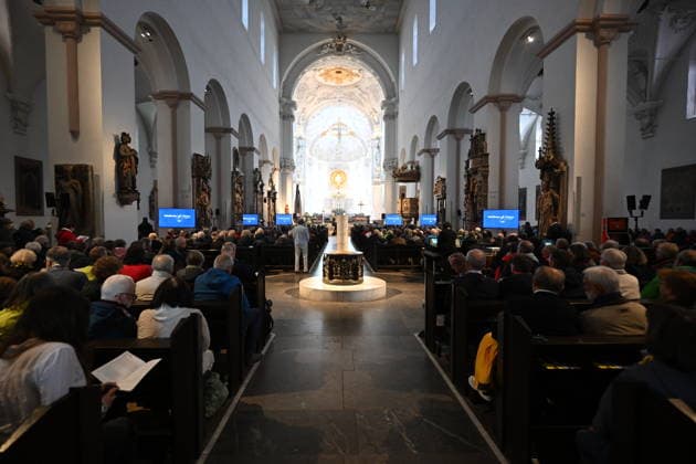 Zentraler Oekumenischer Gottesdienst im Dom St. Kilian auf dem Katholikentag in Wuerzburg (Foto vom 15.05.2026). Bis Sonntag werden beim 104. Deutschen Katholikentag unter dem biblischen Leitwort Hab Mut, steh auf! mehrere zehntausend Teilnehmende zu insgesamt 900 Veranstaltungen erwartet. Das Treffen soll angesichts von Krieg, Klimawandel, sozialer Spaltung sowie Vertrauenskrisen in Politik und Kirche dazu ermutigen, nach Wegen fuer die Zukunft zu suchen. (Siehe epd-Meldung vom 15.05.2026) EDITORIAL USE ONLY