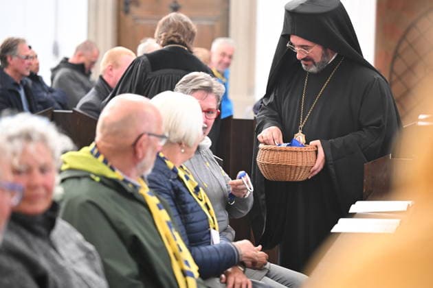 Zentraler Oekumenischer Gottesdienst im Dom St. Kilian auf dem Katholikentag in Wuerzburg. (Foto vom 15.05.2026: Bischof Emmanuel von Christoupolis, Griechisch-Orthodoxe Metropolie von Deutschland, verteilt Schluesselbaender mit der Aufschrift Hab Mut, steh auf! ) Bis Sonntag werden beim 104. Deutschen Katholikentag unter dem biblischen Leitwort Hab Mut, steh auf! mehrere zehntausend Teilnehmende zu insgesamt 900 Veranstaltungen erwartet. Das Treffen soll angesichts von Krieg, Klimawandel, sozialer Spaltung sowie Vertrauenskrisen in Politik und Kirche dazu ermutigen, nach Wegen fuer die Zukunft zu suchen. (Siehe epd-Meldung vom 15.05.2026) EDITORIAL USE ONLY