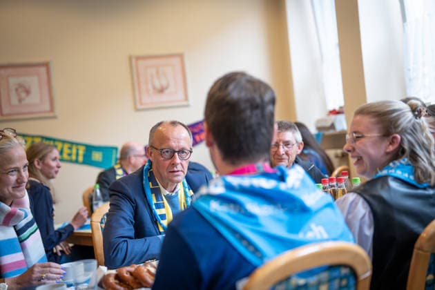 Katholikentag 2026 in Würzburg Bundeskanzler bei der Helfendenverpflegung;Bundeskanzler Friedrich Merz besucht den Katholikentag und nimmt an der Verpflegung der freiwilligen Helfer teil, Würzburg Bayern Deutschland Erinnerungsort ILBA