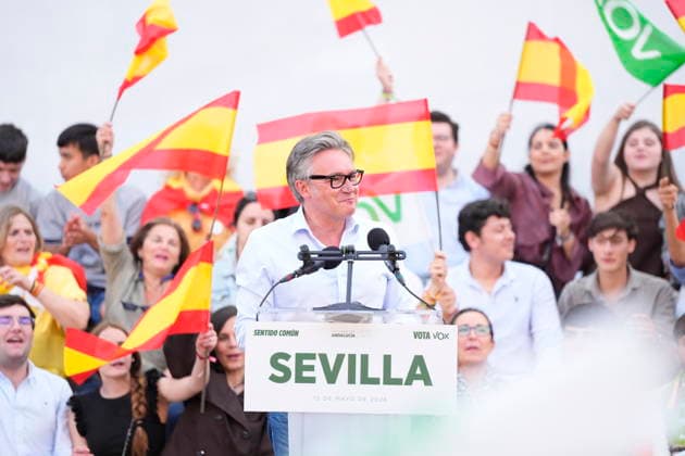 Abascal supports Manuel Gavira in the closing of the campaign The Vox candidate for the Presidency of the Junta, Manuel Gavira, speaks at the closing rally of the campaign that the green formation has held in Seville On May 15, 2026 in Seville Andalusia, Spain The Vox candidate for the presidency of the Junta, Manuel Gavira, has been supported in his act of end of campaign by the national leader of his formation, Santiago Abascal, who has been very active in Andalusia since the beginning of the campaign The event was attended by the leaders of Vox who have participated in the three regional elections held before the Andalusian elections, namely those of Extremadura, with the now vice-president, Óscar Fernández Calle Aragón, and also vice-p Copyright: xJoaquinxCorcherox 7525938