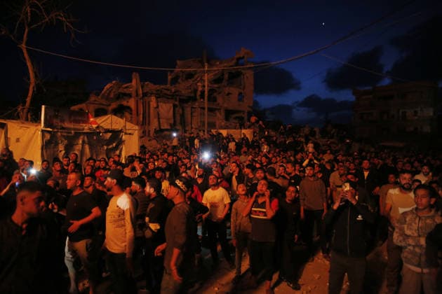 Israel continues to attack Gaza despite ceasefire GAZA CITY, GAZA, PALESTINE - MAY 15: A fire breaks out at the apartment targeted by an Israeli attack at Rimal neigborhood in Gaza City, Gaza, Palestine on May 15, 2026. Saeed M. M. T. Jaras Anadolu Gaza City Gaza. Editorial use only. Please get in touch for any other usage.  Copyright: x2026xAnadoluxSaeedxM.xM.xT.xJarasx