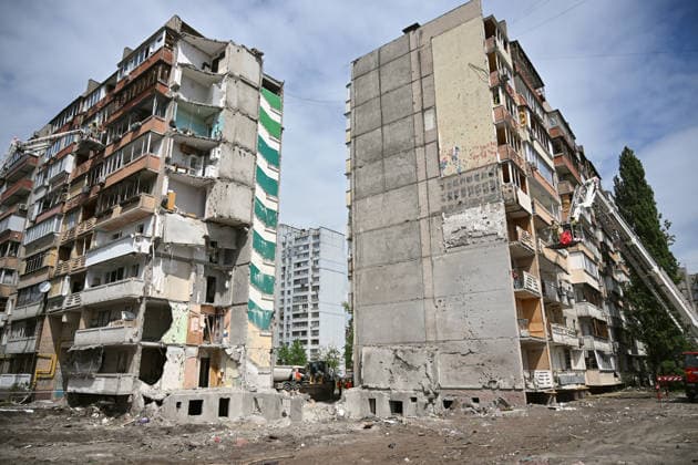 News Bilder des Tages A section of a nine-storey apartment block in the Darnytskyi district is destroyed by a Russian missile, Kyiv, Ukraine, May 15, 2026. The residential building was struck by a Russian missile, allegedly a Kh-101, at around 3:00 a.m. local time on 14 May. The missile detonated inside the building, causing an entire section to collapse, killing 24 people, including three children, and injuring 48 others. The search and rescue operation lasted more than 28 hours, during which the State Emergency Service rescued 30 residents. (Photo by Yevhen Kotenko Ukrinform) Foreign diplomats visit Kyiv apartment block hit by Russian missile Copyright: xEVGEN_KOTENKOx