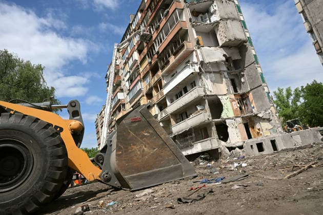 A section of a nine-storey apartment block in the Darnytskyi district is destroyed by a Russian missile, Kyiv, Ukraine, May 15, 2026. The residential building was struck by a Russian missile, allegedly a Kh-101, at around 3:00 a.m. local time on 14 May. The missile detonated inside the building, causing an entire section to collapse, killing 24 people, including three children, and injuring 48 others. The search and rescue operation lasted more than 28 hours, during which the State Emergency Service rescued 30 residents. (Photo by Yevhen Kotenko Ukrinform) Foreign diplomats visit Kyiv apartment block hit by Russian missile Copyright: xEVGEN_KOTENKOx
