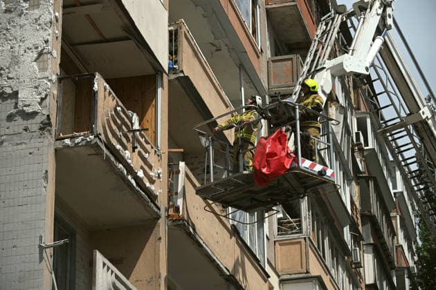 Rescuers use an aerial work platform to examine the floors of a nine-storey apartment block in the Darnytskyi district, where a Russian missile destroyed a section, Kyiv, Ukraine, May 15, 2026. The residential building was struck by a Russian missile, allegedly a Kh-101, at around 3:00 a.m. local time on 14 May. The missile detonated inside the building, causing an entire section to collapse, killing 24 people, including three children, and injuring 48 others. The search and rescue operation lasted more than 28 hours, during which the State Emergency Service rescued 30 residents. (Photo by Yevhen Kotenko Ukrinform) Foreign diplomats visit Kyiv apartment block hit by Russian missile Copyright: xEVGEN_KOTENKOx
