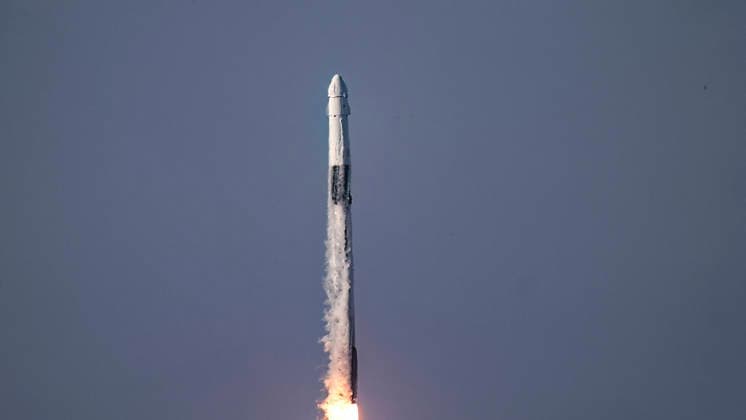 May 15, 2026, Merritt Island, Florida, USA: A SpaceX Falcon 9 rocket with a cargo spacecraft launches from Space Launch Complex-40 at Cape Canaveral Space Force Station, Florida on May 15, 2026 at 6:05 p.m. EDT. The Dragon cargo spacecraft will deliver about 6,500 pounds of research equipment, crew supplies, and hardware to the International Space Station. Merritt Island USA  - ZUMAb267 20260515_znp_b267_005 Copyright: xCharlesxBriggsx