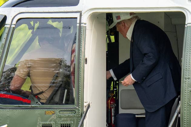 May 15, 2026, Washington, Dc, United States: President DONALD TRUMP presents a challenge coin to the pilots of Marine One when returning to the White House from his trip to China on May 15, 2026. Washington United States - ZUMAl312 20260515_znp_l312_020 Copyright: xAndrewxLeydenx