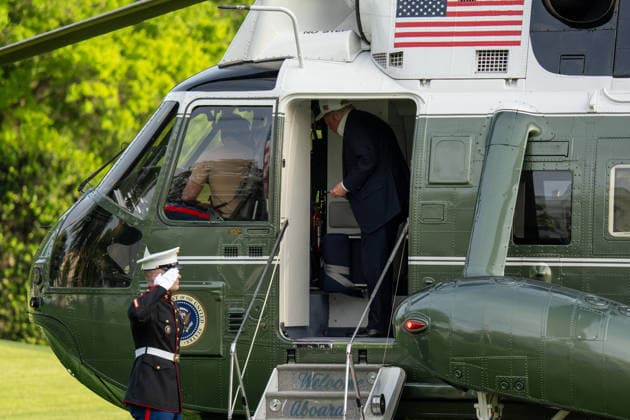 May 15, 2026, Washington, Dc, United States: President DONALD TRUMP presents a challenge coin to the pilots of Marine One when returning to the White House from his trip to China on May 15, 2026. Washington United States - ZUMAl312 20260515_znp_l312_019 Copyright: xAndrewxLeydenx