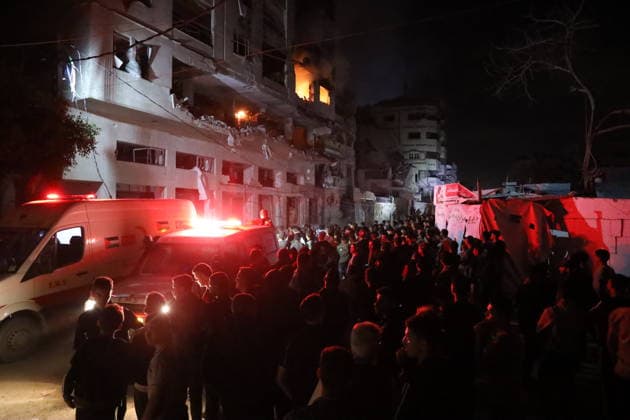 Aftermath Of Israeli Airstrike In Gaza, Palestine People react to a fire following a reported Israeli military operation on a residential building in the Rimal neighborhood of Gaza City, on May 15, 2026. Gaza Palestine  Copyright: xMajdixFathix originalFilename: fathi-notitle260515_npo0u.jpg