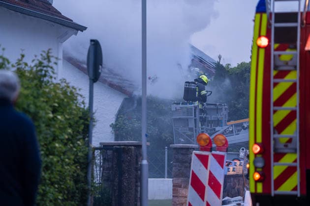 Leerstehendes Gebäude brennt vollständig aus Bei einem Gebäudebrand im Messeler Weg in Roßdorf ist am frühen Samstagmorgen gegen 05:30 Uhr ein leerstehendes und stark zugewachsenes Gebäude in Brand geraten. Beim Eintreffen der Feuerwehr stand bereits der Dachbereich in Vollbrand. Aufgrund der dichten Vegetation rund um das Gebäude gestalteten sich die Löscharbeiten schwierig. Über eine Drehleiter sowie einen Außenangriff konnte das Feuer eingedämmt werden. Feuerwehrkräfte mussten unter Atemschutz mit Kettensägen Büsche und Bäume entfernen, um Zugang zum Brandobjekt zu erhalten. Im weiteren Verlauf griff das Feuer auf das gesamte Gebäude über. Dank der unmittelbaren Nähe zum Feuerwehrhaus konnte die Feuerwehr schnell eingre