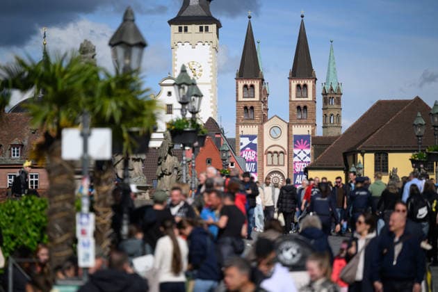 Zahlreiche Menschen auf der Alten Mainbruecke waehrend dem Katholikentag in Wuerzburg (Foto vom 15.05.2026). Bis Sonntag werden beim 104. Deutschen Katholikentag unter dem biblischen Leitwort Hab Mut, steh auf! mehrere zehntausend Teilnehmende zu insgesamt 900 Veranstaltungen erwartet. Das Treffen soll angesichts von Krieg, Klimawandel, sozialer Spaltung sowie Vertrauenskrisen in Politik und Kirche dazu ermutigen, nach Wegen fuer die Zukunft zu suchen. (Siehe epd-Meldung vom 15.05.2026) EDITORIAL USE ONLY