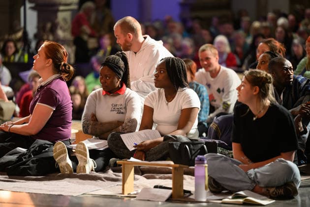 Taize-Abend (TaizÃ -Abend) im Kiliansdom auf dem Katholikentag in Wuerzburg (Foto vom 15.05.2026). Bis Sonntag werden beim 104. Deutschen Katholikentag unter dem biblischen Leitwort Hab Mut, steh auf! mehrere zehntausend Teilnehmende zu insgesamt 900 Veranstaltungen erwartet. Das Treffen soll angesichts von Krieg, Klimawandel, sozialer Spaltung sowie Vertrauenskrisen in Politik und Kirche dazu ermutigen, nach Wegen fuer die Zukunft zu suchen. (Siehe epd-Meldung vom 15.05.2026) EDITORIAL USE ONLY