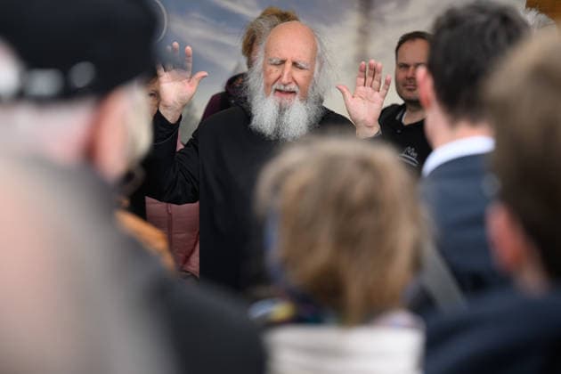 Benediktinerpater Anselm Gruen (Grün) am Stand der Abtei Muensterschwarzach auf der Kirchenmeile beim Katholikentag in Wuerzburg (Foto vom 15.05.2026). Bis Sonntag werden beim 104. Deutschen Katholikentag unter dem biblischen Leitwort Hab Mut, steh auf! mehrere zehntausend Teilnehmende zu insgesamt 900 Veranstaltungen erwartet. Das Treffen soll angesichts von Krieg, Klimawandel, sozialer Spaltung sowie Vertrauenskrisen in Politik und Kirche dazu ermutigen, nach Wegen fuer die Zukunft zu suchen. (Siehe epd-Meldung vom 15.05.2026) EDITORIAL USE ONLY