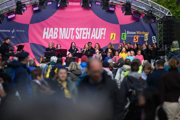 Ein Kinderchor auf der Buehne am Oberen Markt auf dem Katholikentag in Wuerzburg (Foto vom 15.05.2026). Bis Sonntag werden beim 104. Deutschen Katholikentag unter dem biblischen Leitwort Hab Mut, steh auf! mehrere zehntausend Teilnehmende zu insgesamt 900 Veranstaltungen erwartet. Das Treffen soll angesichts von Krieg, Klimawandel, sozialer Spaltung sowie Vertrauenskrisen in Politik und Kirche dazu ermutigen, nach Wegen fuer die Zukunft zu suchen. (Siehe epd-Meldung vom 15.05.2026) EDITORIAL USE ONLY