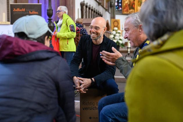 Besucher in der Demokratiekirche in der Marienkapelle beim Katholikentag in Wuerzburg (Foto vom 15.05.2026). Bis Sonntag werden beim 104. Deutschen Katholikentag unter dem biblischen Leitwort Hab Mut, steh auf! mehrere zehntausend Teilnehmende zu insgesamt 900 Veranstaltungen erwartet. Das Treffen soll angesichts von Krieg, Klimawandel, sozialer Spaltung sowie Vertrauenskrisen in Politik und Kirche dazu ermutigen, nach Wegen fuer die Zukunft zu suchen. (Siehe epd-Meldung vom 15.05.2026) EDITORIAL USE ONLY