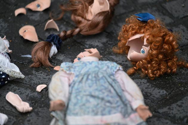 Eine zerbrochene Puppe visualisiert die Missbrauchsthematik in der Kirche auf dem Katholikentag in Wuerzburg (Foto vom 15.05.2026). Bis Sonntag werden beim 104. Deutschen Katholikentag unter dem biblischen Leitwort Hab Mut, steh auf! mehrere zehntausend Teilnehmende zu insgesamt 900 Veranstaltungen erwartet. Das Treffen soll angesichts von Krieg, Klimawandel, sozialer Spaltung sowie Vertrauenskrisen in Politik und Kirche dazu ermutigen, nach Wegen fuer die Zukunft zu suchen. (Siehe epd-Meldung vom 15.05.2026) EDITORIAL USE ONLY
