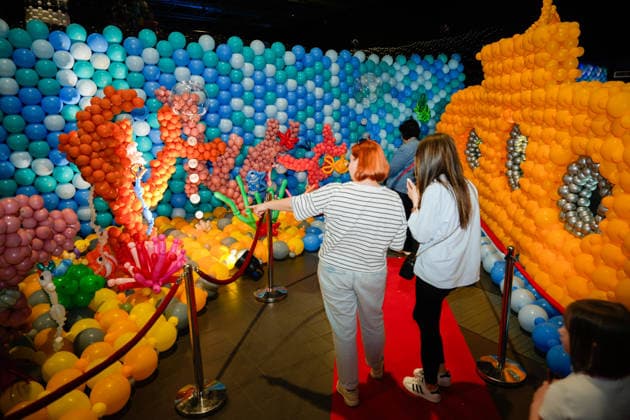 (260516) -- WARSAW, May 16, 2026 -- Visitors view underwater world-themed balloon installations during the World Balloon Festival in Warsaw, Poland, May 15, 2026. The festival takes place here from May 15 to 17, featuring large themed installations featuring tropical jungles, underwater world, outer space and architectural landmarks created with more than 100,000 biodegradable balloons. (Photo by Xinhua) POLAND-WARSAW-WORLD BALLOON FESTIVAL JaapxArriens 