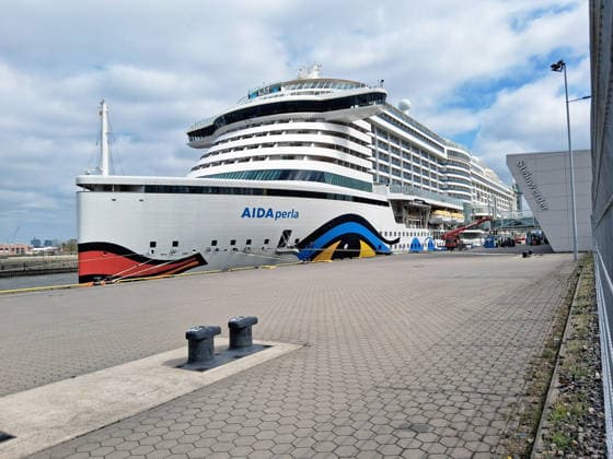 AIDAperla Fotoeindruecke bei einer 7 Taegigen Kreuzfahrt in die Fjorde von Norwegen von und nach Hamburg aus. AIDAperla in Hamburg am Anleger Steinwerder von aussen. AIDAperla Kreuzfahrtschiff