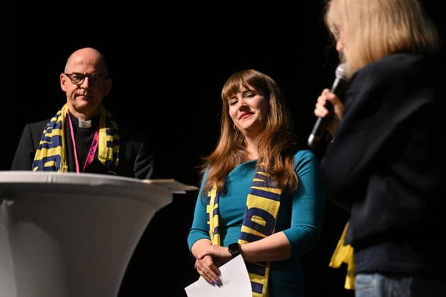 Biblischer Dialog mit Ricarda Lang und Bischof Franz Jung auf dem Katholikentag in Wuerzburg (Foto vom 16.05.2026). Bei der Bibelarbeit hat sich die Gruenen-Politikerin Ricarda Lang fuer das Uebernehmen von mehr Verantwortung gegenueber den Schwachen ausgesprochen. Bis Sonntag werden beim 104. Deutschen Katholikentag unter dem biblischen Leitwort Hab Mut, steh auf! mehrere zehntausend Teilnehmende zu insgesamt 900 Veranstaltungen erwartet. Das Treffen soll angesichts von Krieg, Klimawandel, sozialer Spaltung sowie Vertrauenskrisen in Politik und Kirche dazu ermutigen, nach Wegen fuer die Zukunft zu suchen. (Siehe epd-Meldung vom 16.05.2026) EDITORIAL USE ONLY