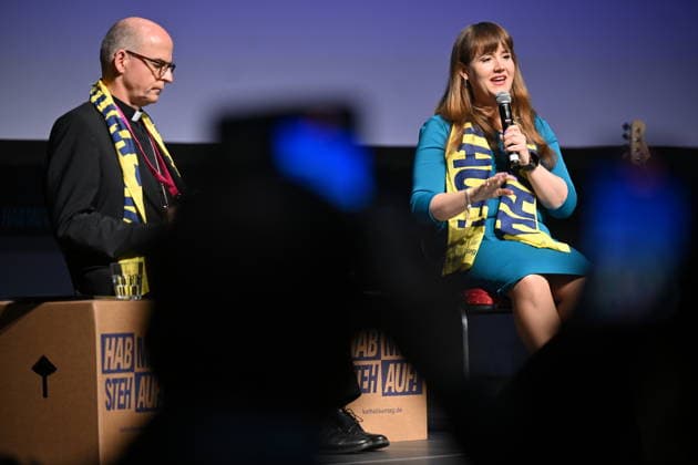 Biblischer Dialog mit Ricarda Lang und Bischof Franz Jung auf dem Katholikentag in Wuerzburg (Foto vom 16.05.2026). Bei der Bibelarbeit hat sich die Gruenen-Politikerin Ricarda Lang fuer das Uebernehmen von mehr Verantwortung gegenueber den Schwachen ausgesprochen. Bis Sonntag werden beim 104. Deutschen Katholikentag unter dem biblischen Leitwort Hab Mut, steh auf! mehrere zehntausend Teilnehmende zu insgesamt 900 Veranstaltungen erwartet. Das Treffen soll angesichts von Krieg, Klimawandel, sozialer Spaltung sowie Vertrauenskrisen in Politik und Kirche dazu ermutigen, nach Wegen fuer die Zukunft zu suchen. (Siehe epd-Meldung vom 16.05.2026) EDITORIAL USE ONLY