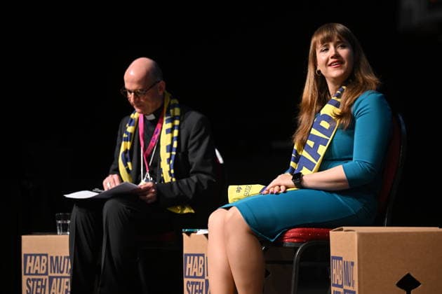 Biblischer Dialog mit Ricarda Lang und Bischof Franz Jung auf dem Katholikentag in Wuerzburg (Foto vom 16.05.2026). Bei der Bibelarbeit hat sich die Gruenen-Politikerin Ricarda Lang fuer das Uebernehmen von mehr Verantwortung gegenueber den Schwachen ausgesprochen. Bis Sonntag werden beim 104. Deutschen Katholikentag unter dem biblischen Leitwort Hab Mut, steh auf! mehrere zehntausend Teilnehmende zu insgesamt 900 Veranstaltungen erwartet. Das Treffen soll angesichts von Krieg, Klimawandel, sozialer Spaltung sowie Vertrauenskrisen in Politik und Kirche dazu ermutigen, nach Wegen fuer die Zukunft zu suchen. (Siehe epd-Meldung vom 16.05.2026) EDITORIAL USE ONLY