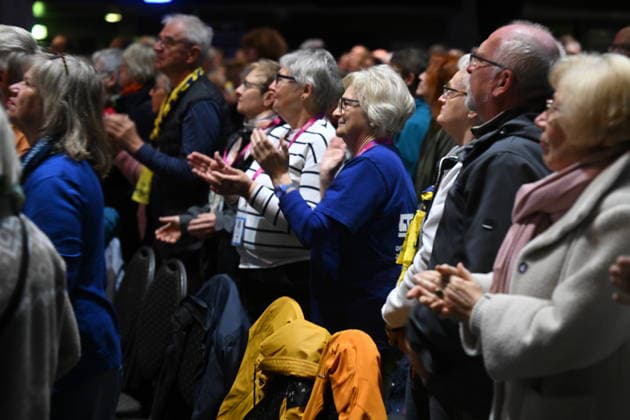 Besucher beim Biblischen Dialog mit Ricarda Lang und Bischof Franz Jung auf dem Katholikentag in Wuerzburg (Foto vom 16.05.2026). Bei der Bibelarbeit hat sich die Gruenen-Politikerin Ricarda Lang fuer das Uebernehmen von mehr Verantwortung gegenueber den Schwachen ausgesprochen. Bis Sonntag werden beim 104. Deutschen Katholikentag unter dem biblischen Leitwort Hab Mut, steh auf! mehrere zehntausend Teilnehmende zu insgesamt 900 Veranstaltungen erwartet. Das Treffen soll angesichts von Krieg, Klimawandel, sozialer Spaltung sowie Vertrauenskrisen in Politik und Kirche dazu ermutigen, nach Wegen fuer die Zukunft zu suchen. (Siehe epd-Meldung vom 14.05.2026) EDITORIAL USE ONLY