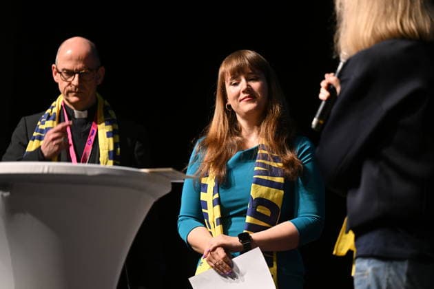 Biblischer Dialog mit Ricarda Lang und Bischof Franz Jung auf dem Katholikentag in Wuerzburg (Foto vom 16.05.2026). Bei der Bibelarbeit hat sich die Gruenen-Politikerin Ricarda Lang fuer das Uebernehmen von mehr Verantwortung gegenueber den Schwachen ausgesprochen. Bis Sonntag werden beim 104. Deutschen Katholikentag unter dem biblischen Leitwort Hab Mut, steh auf! mehrere zehntausend Teilnehmende zu insgesamt 900 Veranstaltungen erwartet. Das Treffen soll angesichts von Krieg, Klimawandel, sozialer Spaltung sowie Vertrauenskrisen in Politik und Kirche dazu ermutigen, nach Wegen fuer die Zukunft zu suchen. (Siehe epd-Meldung vom 16.05.2026) EDITORIAL USE ONLY