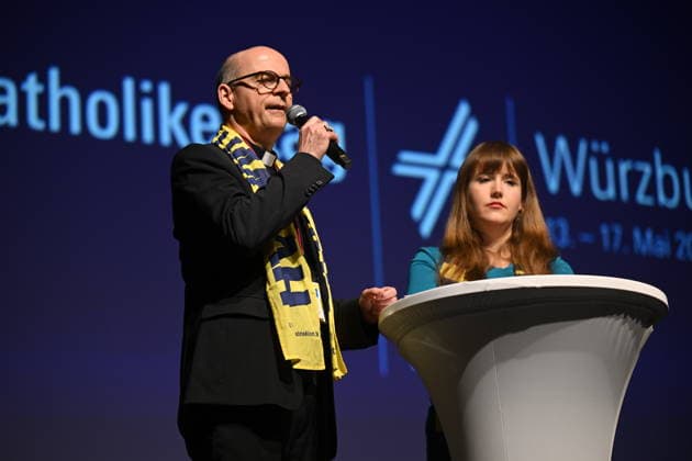 Biblischer Dialog mit Ricarda Lang und Bischof Franz Jung auf dem Katholikentag in Wuerzburg (Foto vom 16.05.2026). Bei der Bibelarbeit hat sich die Gruenen-Politikerin Ricarda Lang fuer das Uebernehmen von mehr Verantwortung gegenueber den Schwachen ausgesprochen. Bis Sonntag werden beim 104. Deutschen Katholikentag unter dem biblischen Leitwort Hab Mut, steh auf! mehrere zehntausend Teilnehmende zu insgesamt 900 Veranstaltungen erwartet. Das Treffen soll angesichts von Krieg, Klimawandel, sozialer Spaltung sowie Vertrauenskrisen in Politik und Kirche dazu ermutigen, nach Wegen fuer die Zukunft zu suchen. (Siehe epd-Meldung vom 16.05.2026) EDITORIAL USE ONLY
