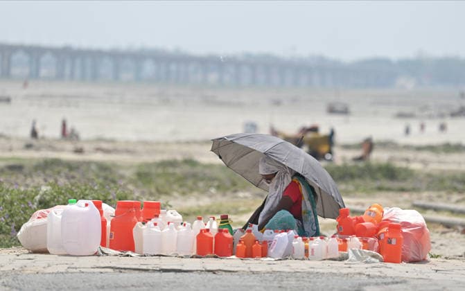 May 16, 2026, Prayagraj, Uttar Pradesh, India: Prayagraj: A vendor use umbrella wait for customers on a hot summer day, in Prayagraj on Saturday, May 16, 2026. Prayagraj India - ZUMAv115 20260516_zap_v115_024 Copyright: xPrabhatxKumarxVermax