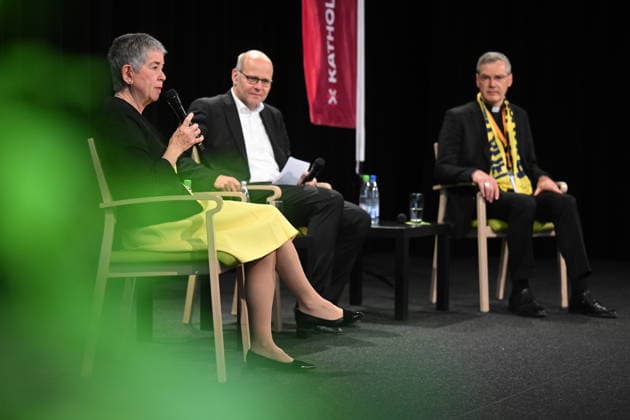 Podiumsdiskussion Synodaler Weg Quo Vadis? auf dem Katholikentag in Wuerzburg. (Foto vom 16.05.2026: Irme Stetter-Karp, Praesidentin des Zentralkomitees der deutschen Katholiken (ZdK); Michael Schrom; Moderation; der Vorsitzende der katholischen Deutschen Bischofskonferenz (DBK), Bischof Heiner Wilmer (v.l.n.r)) Bis Sonntag werden beim 104. Deutschen Katholikentag unter dem biblischen Leitwort Hab Mut, steh auf! mehrere zehntausend Teilnehmende zu insgesamt 900 Veranstaltungen erwartet. Das Treffen soll angesichts von Krieg, Klimawandel, sozialer Spaltung sowie Vertrauenskrisen in Politik und Kirche dazu ermutigen, nach Wegen fuer die Zukunft zu suchen. (Siehe epd-Meldung vom 16.05.2026) EDITORIAL USE ONLY