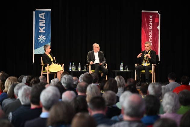 Podiumsdiskussion Synodaler Weg Quo Vadis? auf dem Katholikentag in Wuerzburg. (Foto vom 16.05.2026: Irme Stetter-Karp, Praesidentin des Zentralkomitees der deutschen Katholiken (ZdK); Michael Schrom; Moderation; der Vorsitzende der katholischen Deutschen Bischofskonferenz (DBK), Bischof Heiner Wilmer (v.l.n.r)) Bis Sonntag werden beim 104. Deutschen Katholikentag unter dem biblischen Leitwort Hab Mut, steh auf! mehrere zehntausend Teilnehmende zu insgesamt 900 Veranstaltungen erwartet. Das Treffen soll angesichts von Krieg, Klimawandel, sozialer Spaltung sowie Vertrauenskrisen in Politik und Kirche dazu ermutigen, nach Wegen fuer die Zukunft zu suchen. (Siehe epd-Meldung vom 16.05.2026) EDITORIAL USE ONLY